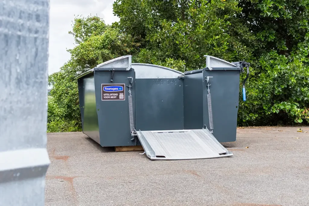 easycover mestcontainer naast mestrolcontainer