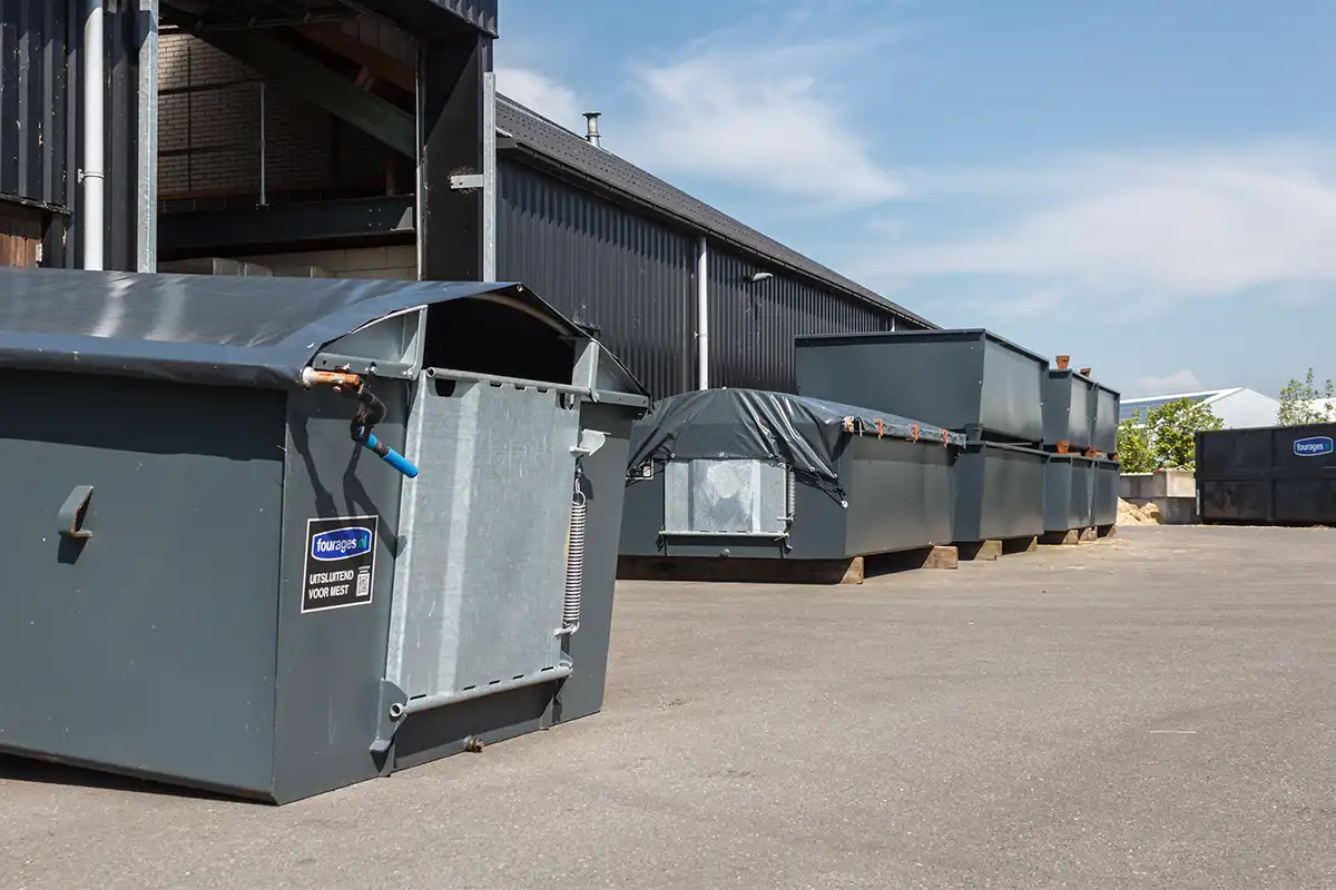 Mestcontainer kopen of huren: wat is de beste keuze?